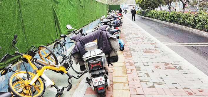 胜利路到宿州路路段，非机动车占用盲道。