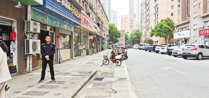 葛大店菜市场，非机动车有序停放。