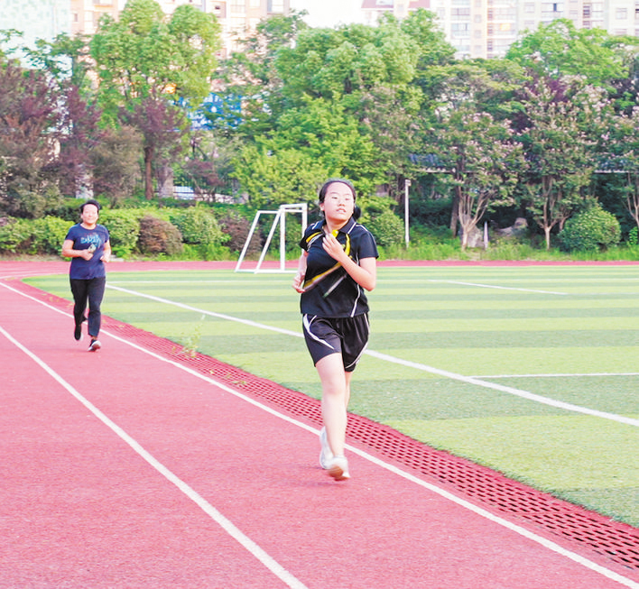 傍晚学校附近居民在操场跑步