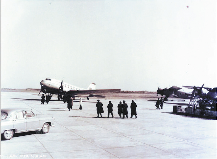 1963年三里街飞机场停机坪上的飞机和乘客。