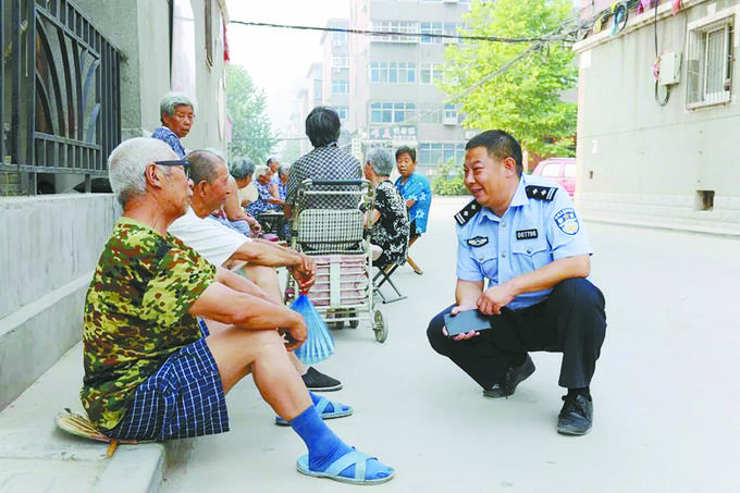 吕建江在社区走访群众。（石家庄市公安局供图）