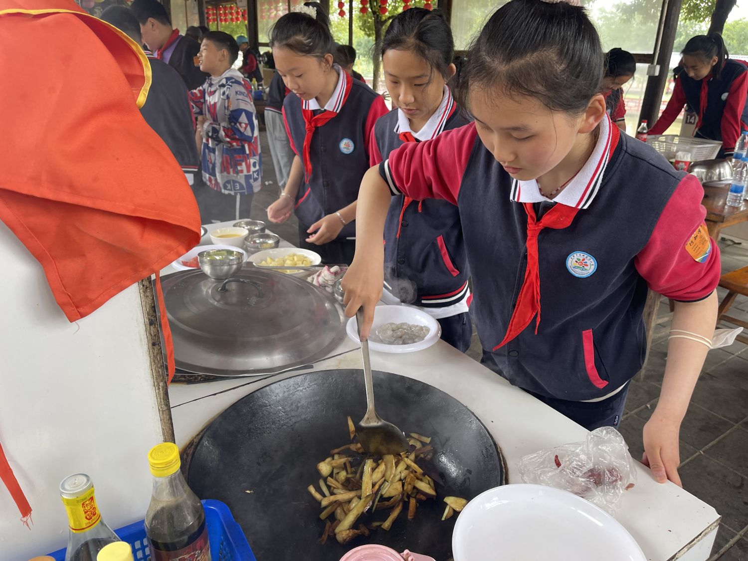 合肥市南门小学湖畔分校学生走进蓝山湾动手制作美味佳肴