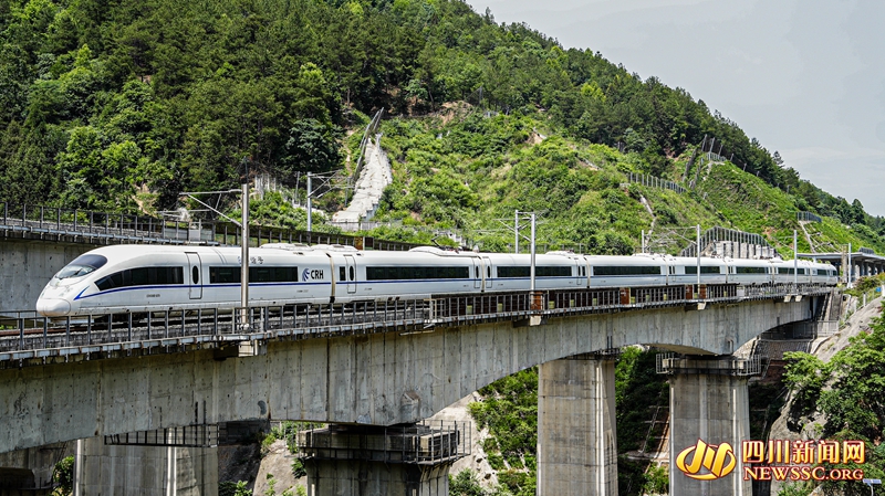 行驶在青川站联络线上的西成高铁列车_副本.jpg