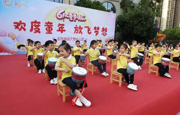 金色摇篮天盟幼儿园学生进行非洲鼓表演 陈家乐 摄